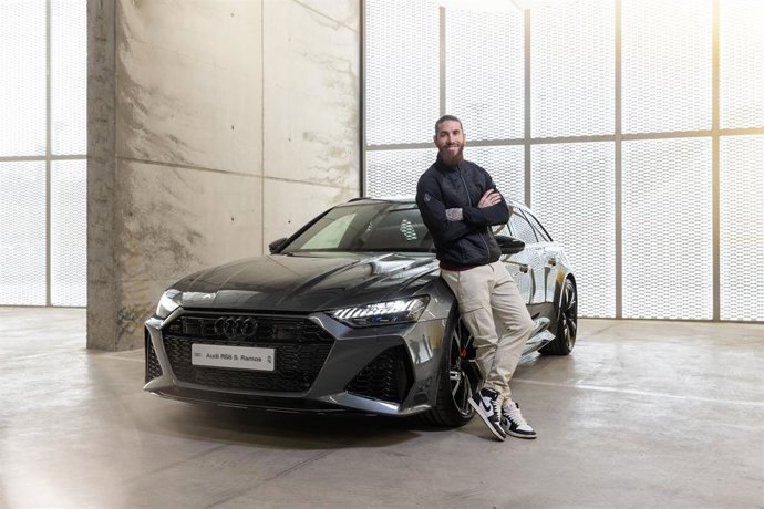 Sergio Ramos al lado de su nuevo Audi RS6 Avant.