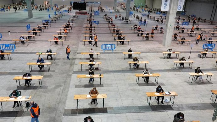 Archivo - Primeras pruebas de funcionarización del personal laboral fijo de la Xunta celebradas en el recinto de la Feira Internacional de Galicia Abanca.