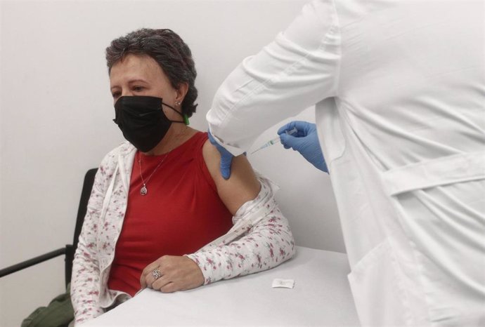 Una mujer recibe la primera dosis de la vacuna contra la COVID-19 de AstraZeneca en un Centro de Vacunación de la Comunidad
