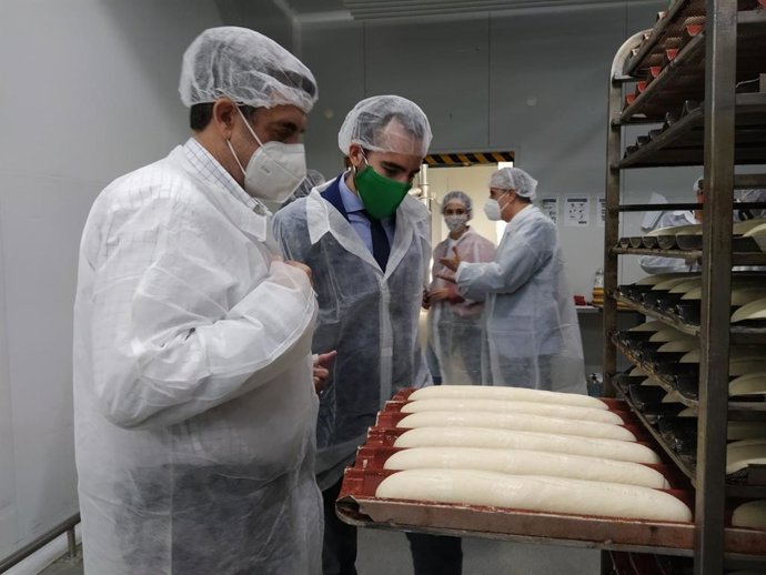 Archivo - El delegado de Empleo, Formación, Trabajo Autónomo, Transformación Económica, Conocimiento, Industria y Universidades de la Junta de Andalucía en Córdoba, Ángel Herrador (centro), visita la panificadora Inpaluc, en una imagen de archivo