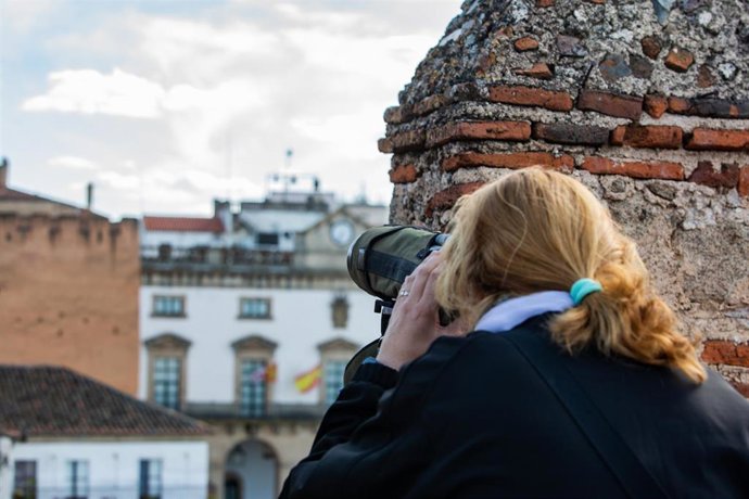 Archivo - Una persona participa en avistamiento de aves en una pasasa edición de la FIO