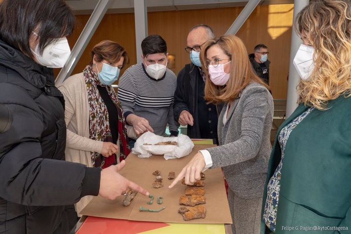 La alcaldesa visita el hallazgo de un escudo y un compás en la Muralla Púnica