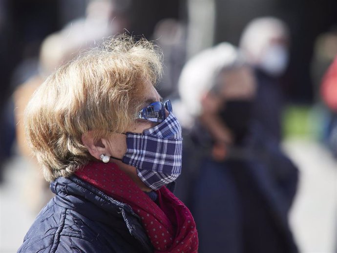 Una mujer participa en una manifestación contra las propuestas del Pacto de Toledo y en defensa del sistema público de pensiones
