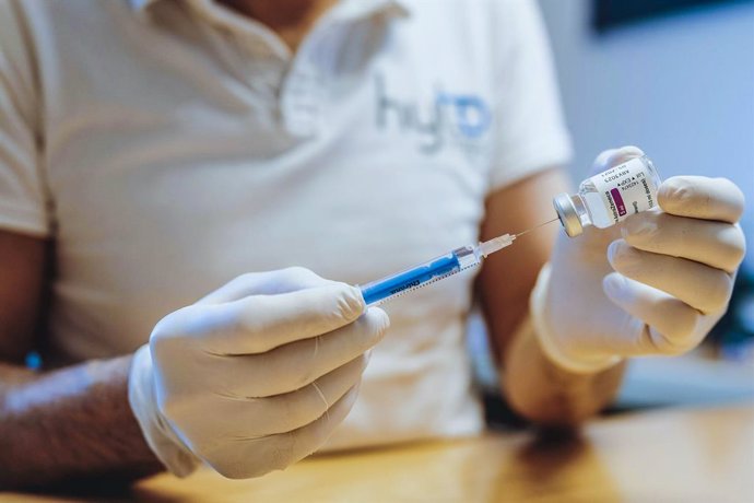 18 February 2021, Austria, Kaprun: A doctor prepares a dose of the AstraZeneca COVID-19 vaccine at a vaccination center. Photo: -/APA/dpa