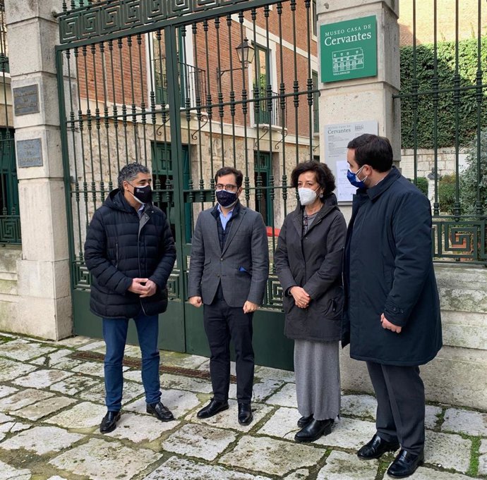 Los parlamentarios del Partido Popular por la provincia de Valladolid, ante la Casa Museo Miguel de Cervantes.