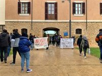 Una treintena de alumnos de la UIB se concentra ante el rectorado para pedir la absolución de Pablo Hasél