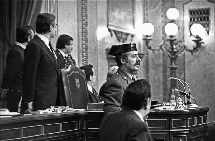 23 FEBRERO 1981 - MADRID, ESPAÑA: El teniente coronel de la Guardia Civil, Antonio Tejero, accede al Congreso de los Diputados durante la segunda votación de investidura de Leopoldo Calvo Sotelo como presidente del Gobierno.