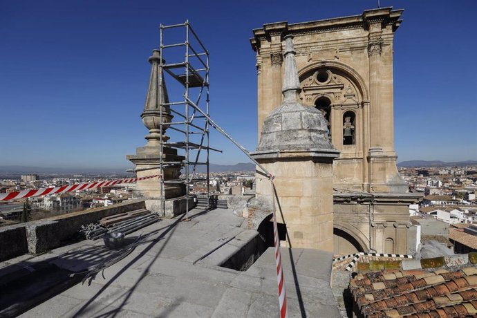 Operarios interviniendo  y reparando los pináculos y zonas afectadas de la Catedral de Granada,  tras los terremotos sucedidos en semanas anteriores. Granada a 16 de febrero 2021