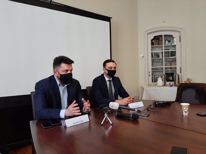 A la izquierda de la imagen, Leonid Volkov, jefe de gabinete del opositor ruso Alexei Navalni