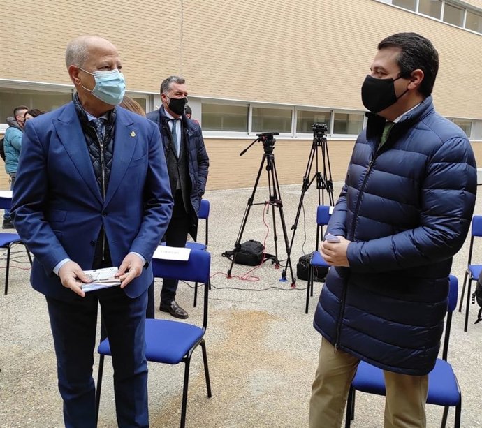 Imbroda y el alcalde de Córdoba, José María Bellido, en el CEIP Turruñuelos.