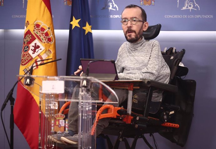 El portavoz parlamentario de Unidas Podemos, Pablo Echenique, interviene en una rueda de prensa en el Congreso