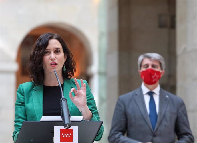 La presidenta de la Comunidad de Madrid, Isabel Díaz Ayuso interviene durante el acto de presentación del primer autobús de hidrógeno