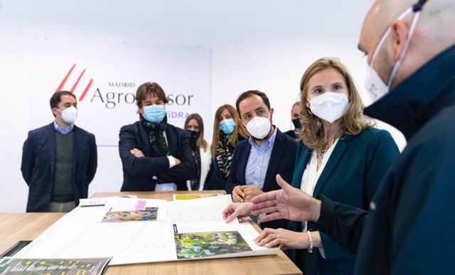 La consejera de Medio Ambiente y Ordenación del Territorio, Paloma Martín, visita el proyecto Agroasesor