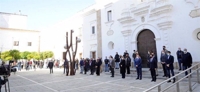 Minuto de silencio a las puertas de la Asamblea de Extremadura en recuerdo de la diputada del PP Consuelo Rodríguez Píriz, fallecida a causa de la Covid-19