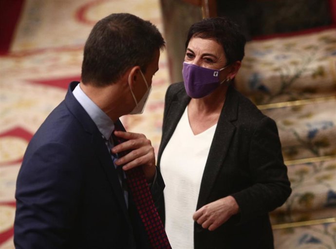 Archivo - El presidente del Gobierno, Pedro Sánchez y la portavoz parlamentaria de EH Bildu, Mertxe Aizpurua.