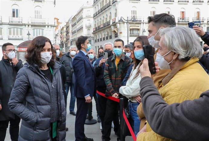 La presidenta de la Comunidad de Madrid, Isabel Díaz Ayuso saluda durante el acto de presentación del primer autobús de hidrógeno