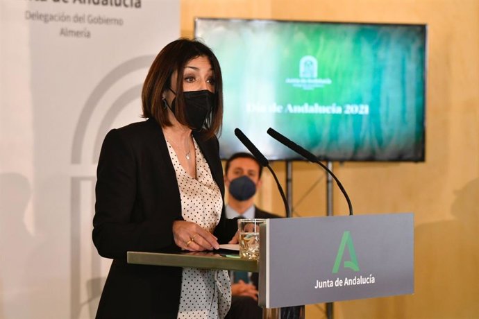 La presidenta del Parlamento de Andalucía, Marta Bosquet, en el acto de entrega de banderas de Andalucía por el 28F en Almería