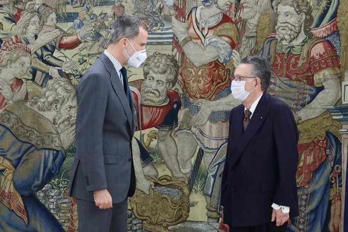 El Rey Felipe VI y el ponente constitucional, consejero permanente de Estado y presidente de la Sección Primera del Consejo de Estado, Miguel Herrero y Rodríguez de Miñón