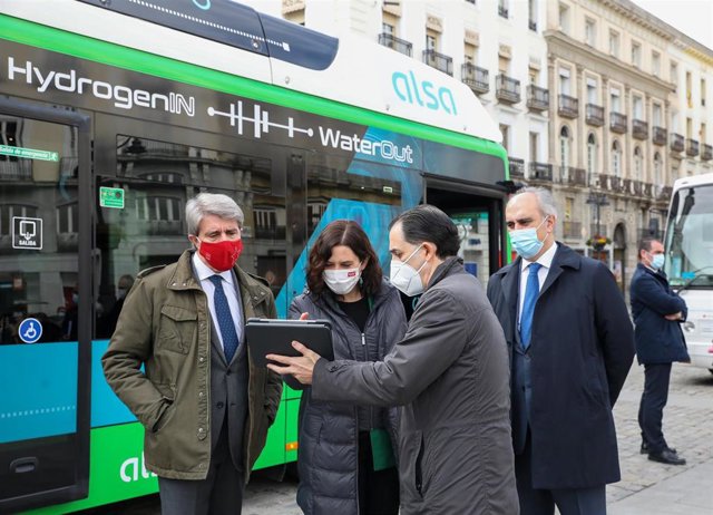 El consejero de Transportes, Movilidad e Infraestructuras de la Comunidad de Madrid, Ángel Garrido y la presidenta de la Comunidad de Madrid, Isabel Díaz Ayuso durante el acto de presentación del primer autobús de hidrógeno en la Puerta del Sol