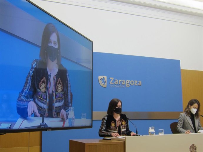 La portavoz del grupo municipal de Cs en el Ayuntamiento de Zaragoza, Sara Fernández, y la del PP, María Navarro.