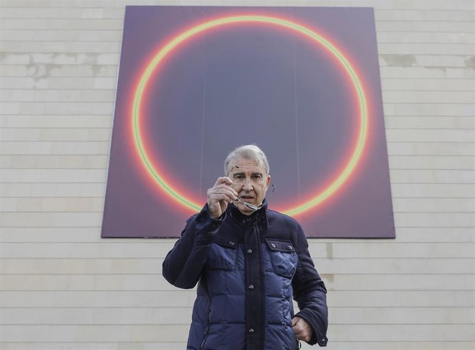 El artista José María Yturralde durante la presentación a los medios la intervención 'José María Yturralde. Hathor, 2015-2016', en la explanada del IVAM, Valncia.