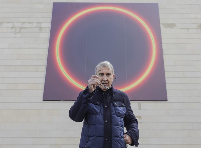El artista José María Yturralde durante la presentación a los medios la intervención 'José María Yturralde. Hathor, 2015-2016', en la explanada del IVAM, Valncia.