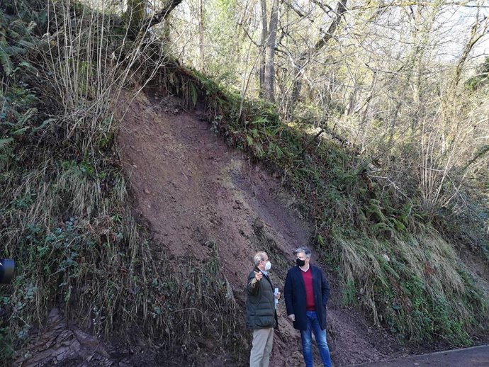 El portavoz de Ciudadanos en Grado, José Ramón González, y el diputado Sergio García, en un argayo que se produjo el 12 de febrero en la carretera GR-5, San Miguel-Tolinas.