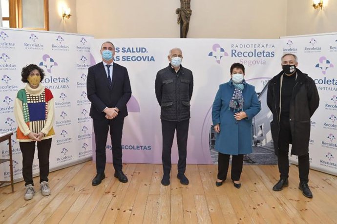 La presidenta de la AECC en Segovia, Ana Sanjosé, el delegado territorial en Segovia de la Junta, José Mazarías, el presidente del grupo Recoletas, Amando Rodríguez, y el fundador del movimiento 'Radioterapia en Segovia ya', Julio Misis.