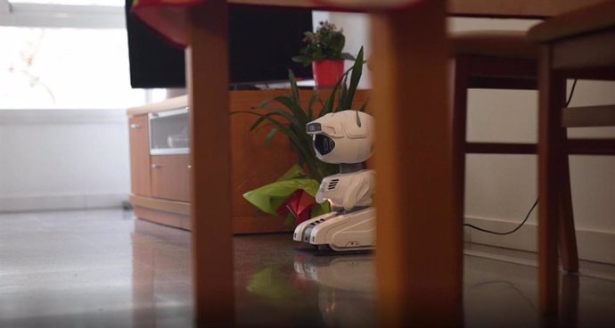 El robot ARI creado para ayudar a mejorar la atención que reciben los ancianos que viven solos.