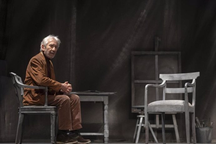 Archivo - El actor José Sacristán, durante el ensayo de la obra de teatro 'Señora de rojo sobre fondo gris'. En Tomares (Sevilla, Andalucía, España), a 05 de noviembre de 2020.