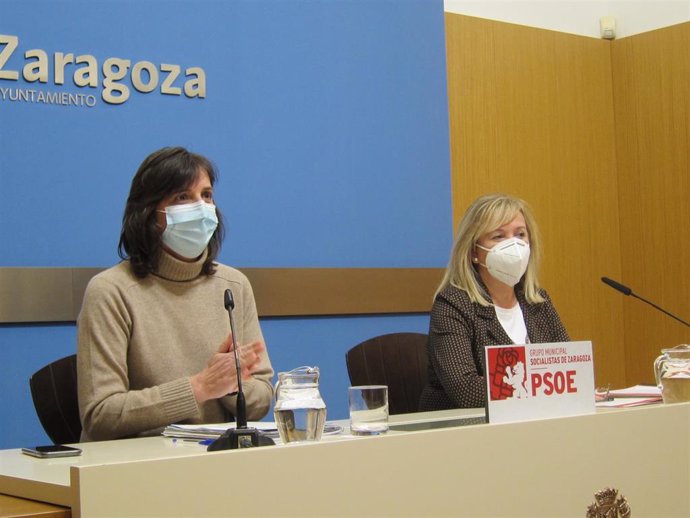 La portavoz del PSOE en el Ayuntamiento de Zaragoza. Lola  Ranera, y la concejal socialista, Ángeles Ortiz