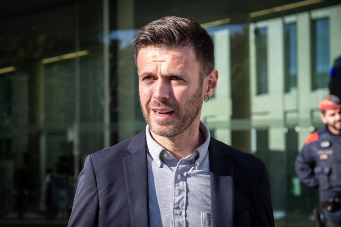 Archivo - El concejal de Badalona José Téllez atiende a la prensa tras declarar en la Ciutat de la Justícia de Barcelona.
