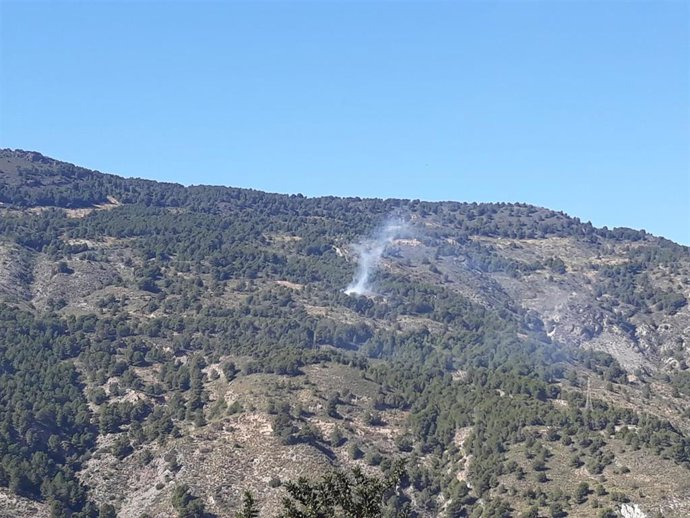 Incendio forestal cerca de la presa de Rules