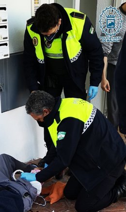 Policías locales de Málaga asisten a un herido