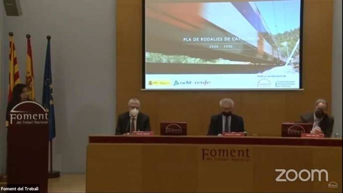 El president de Renfe, Isaías Táboas, juntament amb el president de Foment del Treball, Josep Sánchez Llibre, i el coordinador del pla, Pere Macias, durant la presentació.