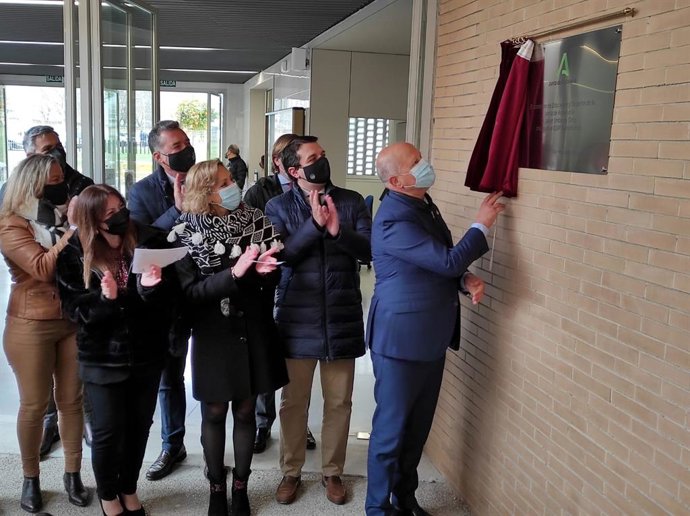 Imbroda descubre, junto a Bellido, la placa conmemorativa de la inauguración del CEIP Turruñuelos.