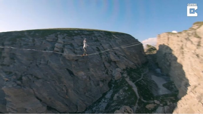 Filman a vista de drone a dos equilibristas en la cuerda floja a más de 100 metros sobre un valle francés