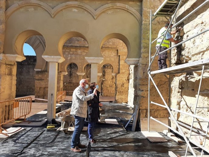 La delegada de Cultura y Patrimonio Histórico de la Junta de Andalucía en Córdoba, Cristina Casanueva, visita las obras en Medina Azahara junto al director del conjunto, Antonio Vallejo.