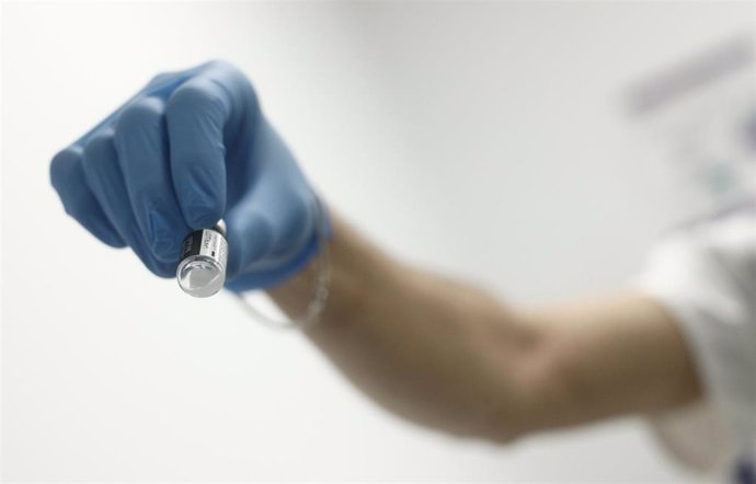 Un profesional sanitario sostiene una dosis de la vacuna contra la COVID-19 de Pfiezer 