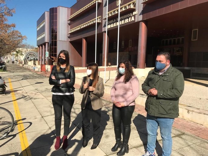 La secretaria general del PSOE de Sevilla, Verónica Pérez,j unto a la secretaria de Igualdad y Equidad del partido, Elizabeth Donaire, y Ana Isabel Montero, de la dirección de JSA de Sevilla.