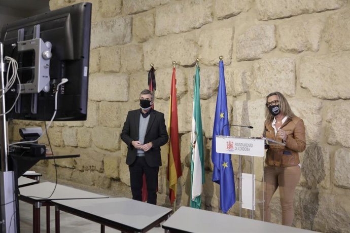 La primera teniente de alcalde del Ayuntamiento de Córdoba, Isabel Albás, y el concejal de Presidencia, Miguel Ángel Torrico.