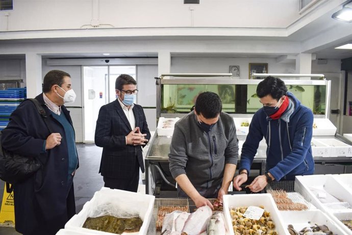 Benjumea, durante su visita en Castilleja