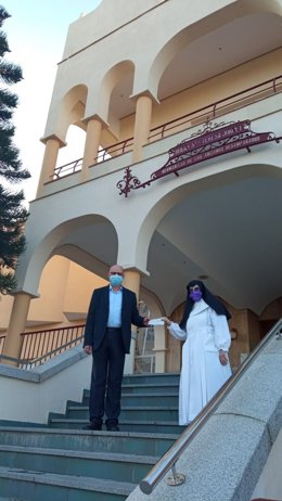 La Agrupación Cultural y Deportiva 'Refinería La Rábida' de Cepsa colabora con el asilo Santa Teresa Jornet.