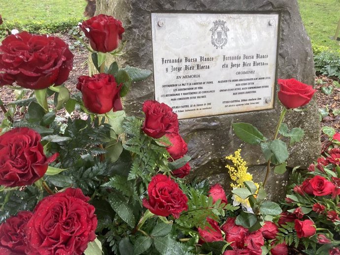 Ofrenda floral en el 21 aniversario de los asesinatos a manos de ETA del dirigente del PSE-EE, Fernando Buesa, y su escolta, el ertzaina Jorge Díez