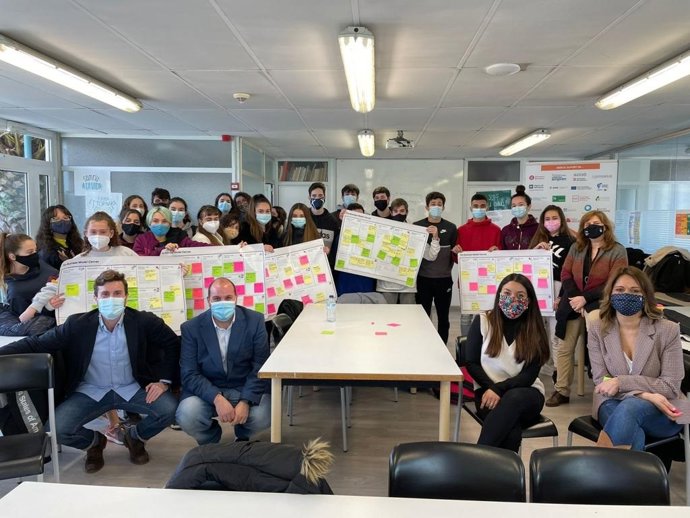 Nhood y alumnos participantes del concurso Sant Boi Talent.