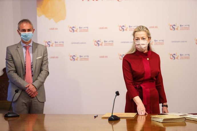 Elena Llamas toma posesión como nueva defensora del universitario de la USAL