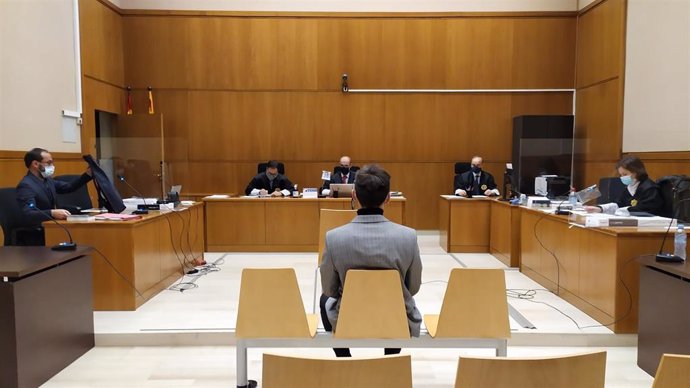 La sección 21 de la Audiencia de Barcelona juzga al militante de La Forja y la CUP Marcel Vivet por presuntes desórdenes, atentado y lesiones durante la protesta Holi contra Jusapol en 2018. Barcelona el 22 de febrero de 2021.
