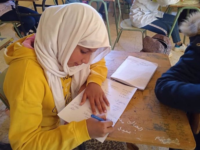 Una niña refugiada saharaui firma una carta dirigida a Joe Biden