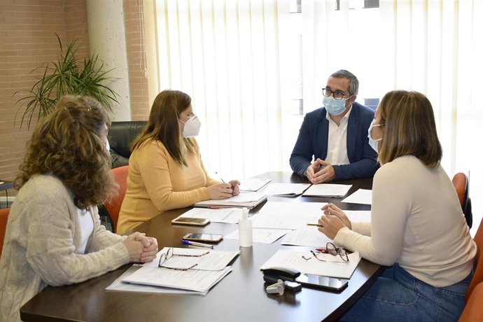 Reunión del alcalde con los Servicios Sociales municipales
