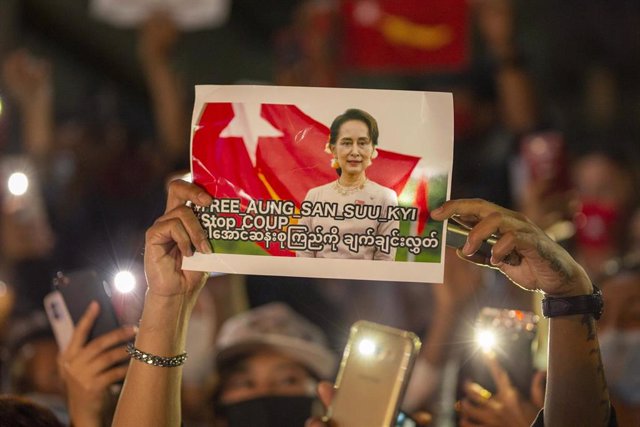 Protesta en Bangkok contra el golpe militar en Birmania